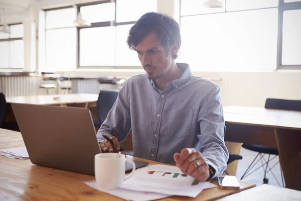 Halverwege volwassene witte man aan het werk — Stockfoto