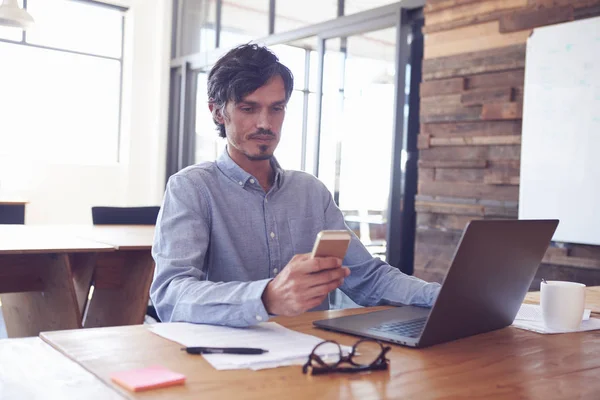 Mid-adult man at desk — Stock Photo, Image