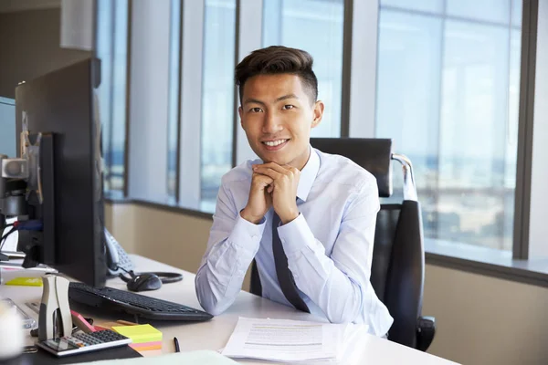 Jeune homme d'affaires au bureau — Photo