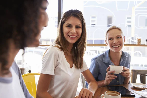 Vriendinnen bijeenkomst In Coffee Shop — Stockfoto