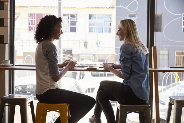 Reunión de amigas en cafetería — Foto de Stock