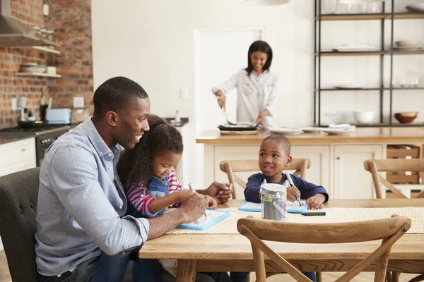 Vader en kinderen tekenen aan tafel — Stockfoto