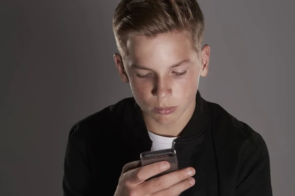 Adolescente niño usando el teléfono móvil — Foto de Stock