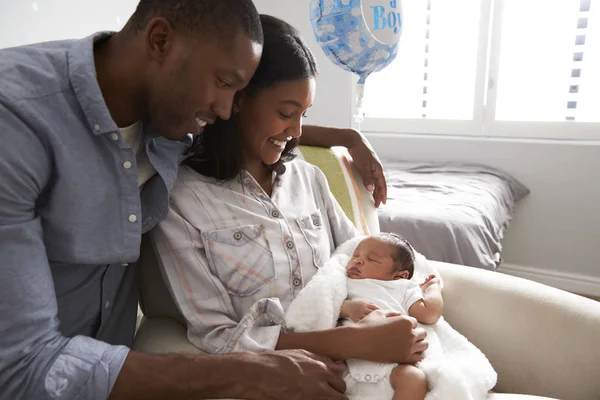 Родители с новорожденным ребенком в яслях — стоковое фото