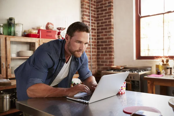 Man on-line winkelen — Stockfoto