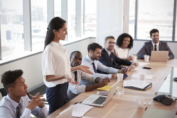 Zakenvrouw staat om aan te pakken van de vergadering — Stockfoto