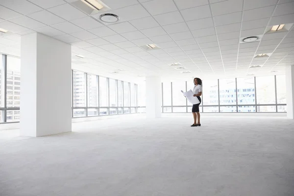 Kobiece architekt w Modern Empty Office — Zdjęcie stockowe