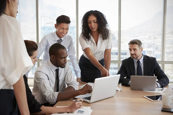 Empresarios reunidos en torno a la mesa — Foto de Stock