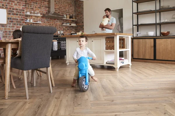 Vader speelt met kinderen — Stockfoto