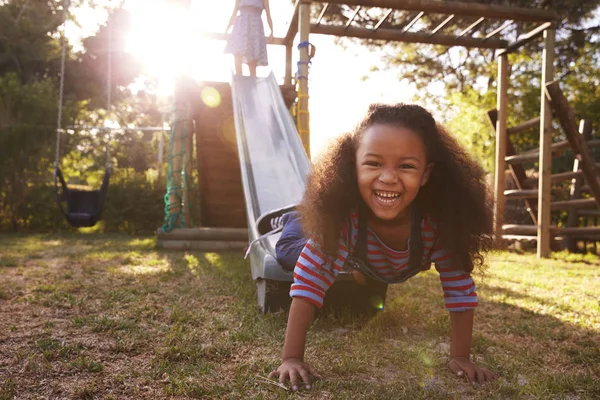 Meisje spelen op tuin dia — Stockfoto