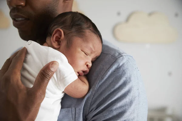 Padre sosteniendo bebé recién nacido — Foto de Stock