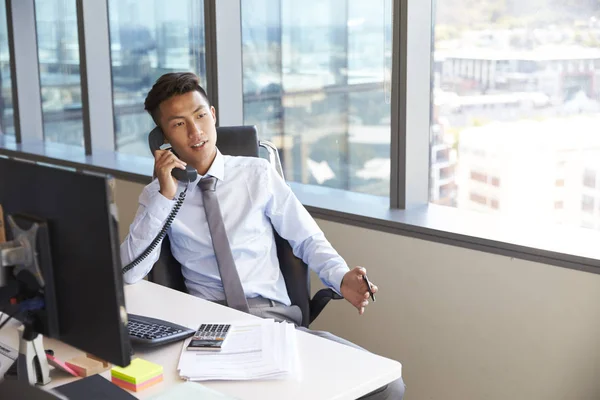 Hombre de negocios haciendo una llamada telefónica — Foto de Stock