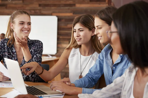 Vier vrouwelijke collega 's — Stockfoto