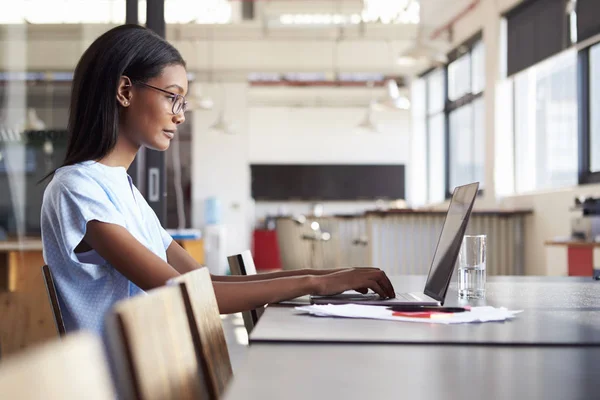 Junge Frau arbeitet im Büro — Stockfoto