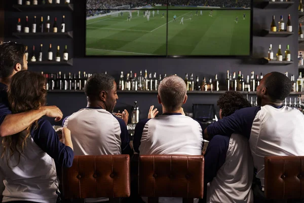 Amigos assistindo jogo — Fotografia de Stock