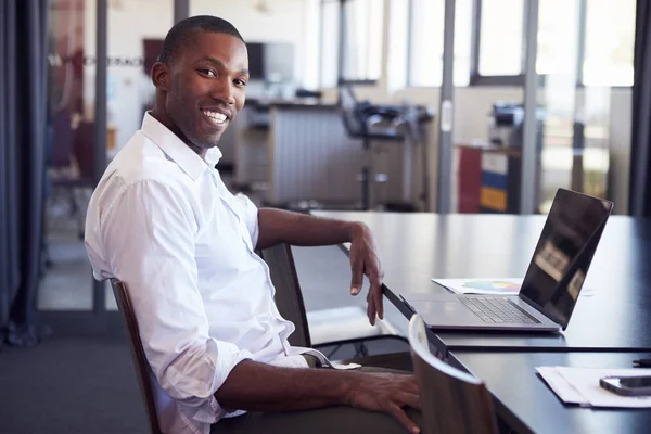 Homme assis au bureau — Photo