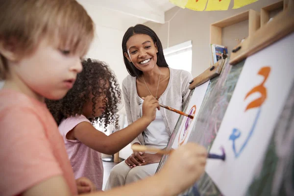 Professor na escola Montessori com crianças — Fotografia de Stock