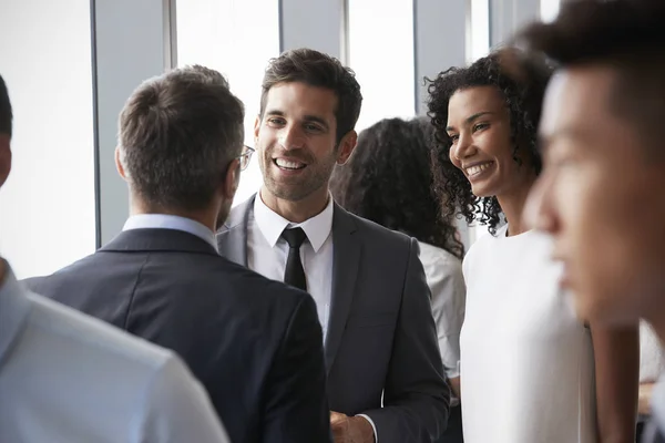 Empresários que têm reunião informal do escritório — Fotografia de Stock