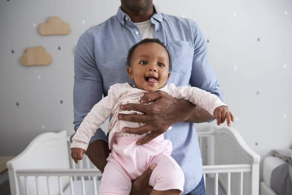 Pai segurando bebê filha — Fotografia de Stock