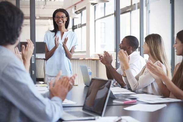 Femme se tient debout applaudissements avec collègues — Photo