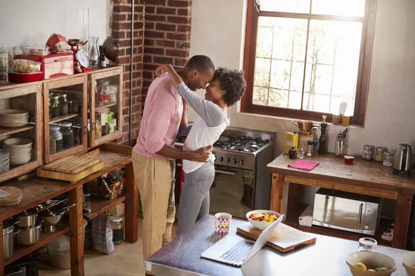 Couple embrassant dans la cuisine — Photo