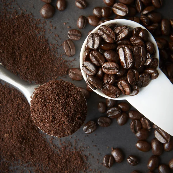 Schöpflöffel geröstete Kaffeebohnen — Stockfoto