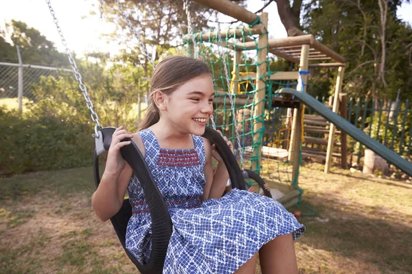 Chica jugando en el swing del jardín —  Fotos de Stock