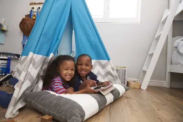 A gyermekek játszószobájában sátorban feküdt — Stock Fotó