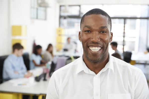 Homem sorrindo no escritório — Fotografia de Stock