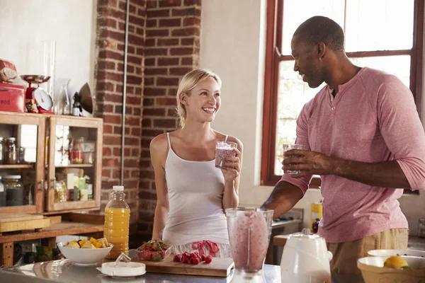 Couple drinking homemade smoothies — Stock Photo, Image