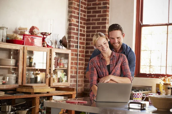 Couple using laptop — Stock Photo, Image