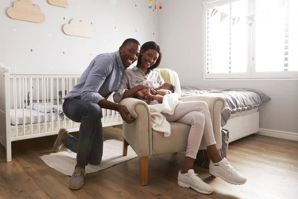 Родители с новорожденным ребенком — стоковое фото