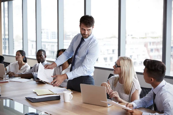 Businessman stand per affrontare incontro — Foto Stock