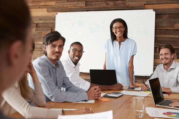 Mujer y colegas en la reunión — Foto de Stock