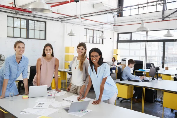 Équipe d'entreprises féminines — Photo