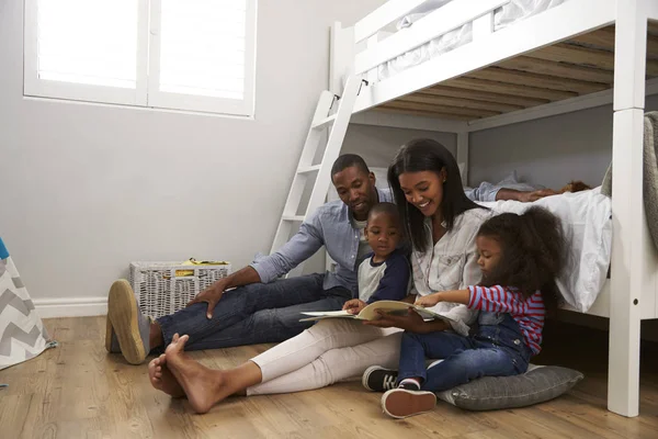 Padres leyendo cuento a los niños — Foto de Stock