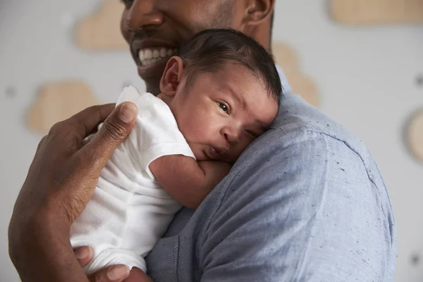 Padre sosteniendo bebé recién nacido — Foto de Stock