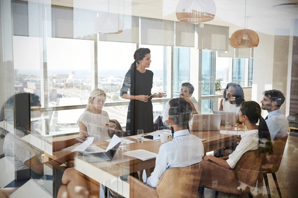 Empresária lidera reunião — Fotografia de Stock