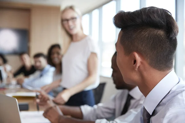 Geschäftsfrau steht Rede und Antwort — Stockfoto