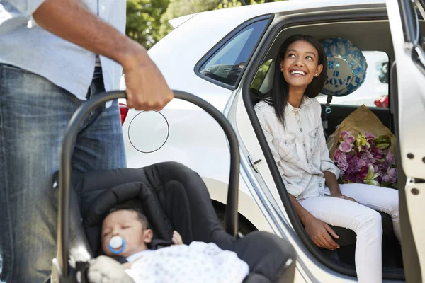 Föräldrar att föra nyfödda Baby Home — Stockfoto