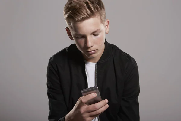 Adolescente niño usando el teléfono móvil —  Fotos de Stock