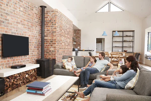 Familia sentarse en el sofá en el salón — Foto de Stock