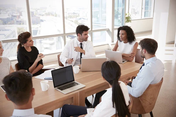 Medicinsk personalmöte runt bord — Stockfoto