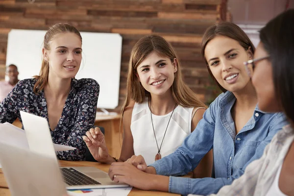 Fyra kvinnliga kolleger — Stockfoto