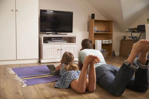 Vader en dochter televisie kijken — Stockfoto