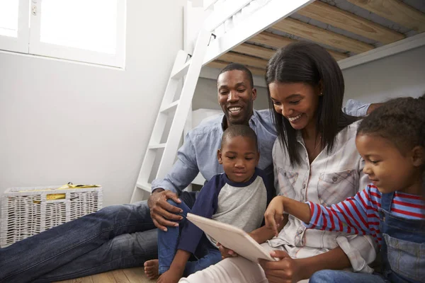 Famille utilisant une tablette numérique — Photo