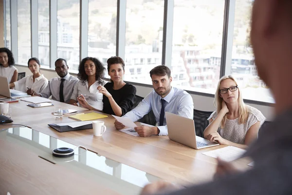 Empresário se levanta para abordar reunião — Fotografia de Stock