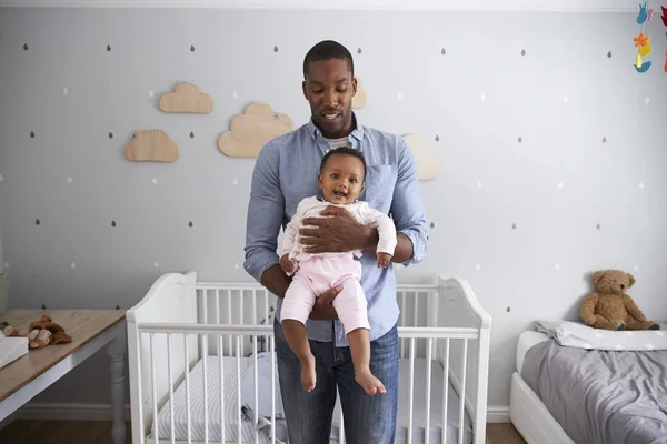 Pai segurando bebê filha — Fotografia de Stock