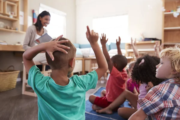 Uczniowie w szkole Montessori — Zdjęcie stockowe