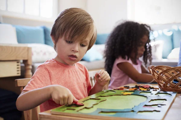 Montessori öğrenci masa başında çalışma — Stok fotoğraf